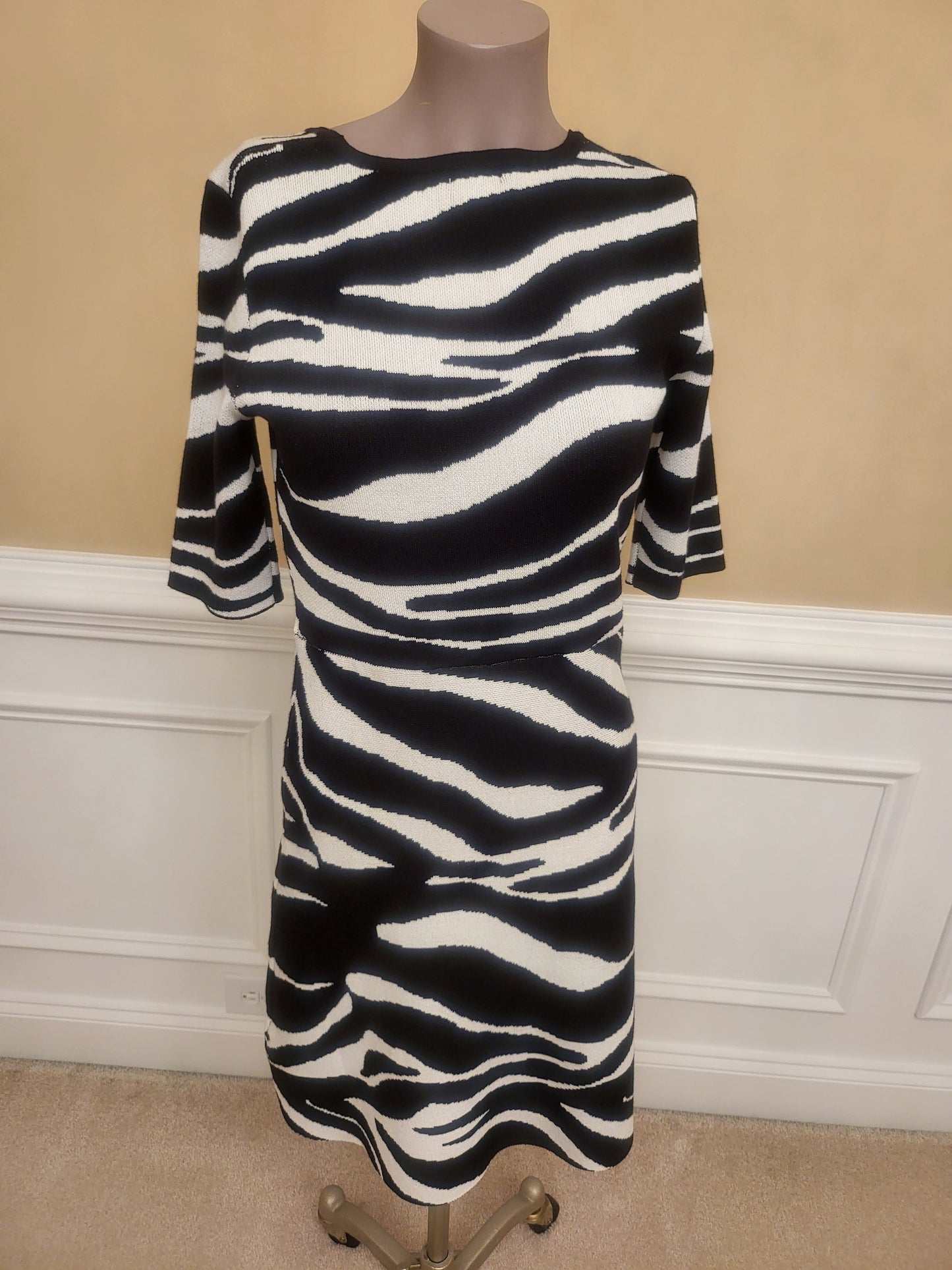 Black and White Leopard Knit Dress with Short Sleeves